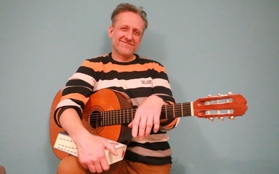 Jarosław Agaciński ucząc katechezy lubi wykorzystywać muzykę i wspólne śpiewanie.