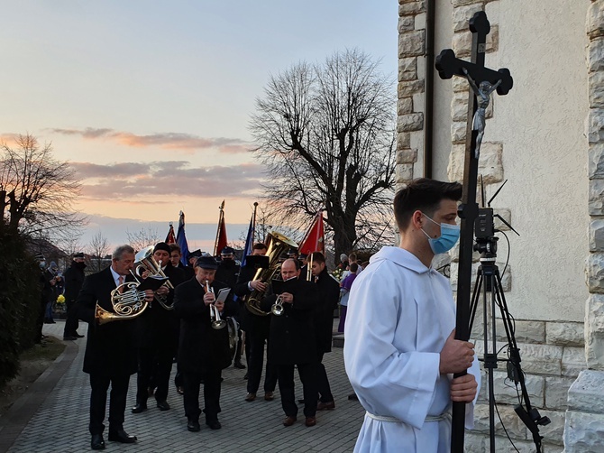 Pogrzeb śp. biskupa Gerarda Kusza w Dziergowicach - cz. 1.