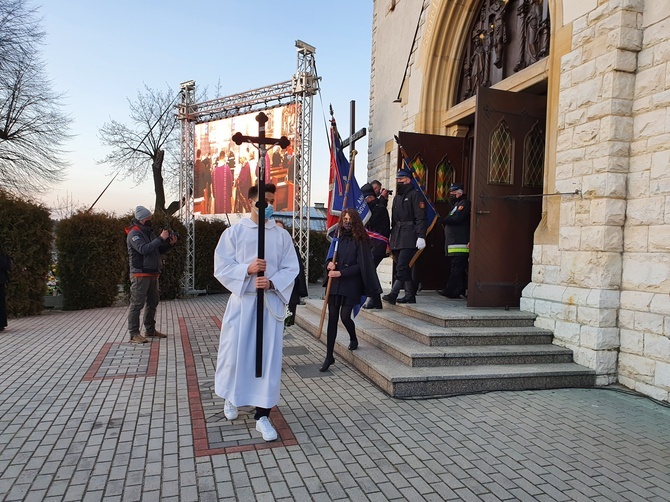 Pogrzeb śp. biskupa Gerarda Kusza w Dziergowicach - cz. 1.