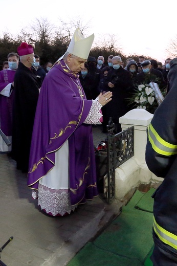 Pogrzeb śp. biskupa Gerarda Kusza w Dziergowicach - cz. 2.