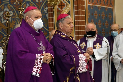 Pogrzeb śp. biskupa Gerarda Kusza w Dziergowicach - cz. 2.