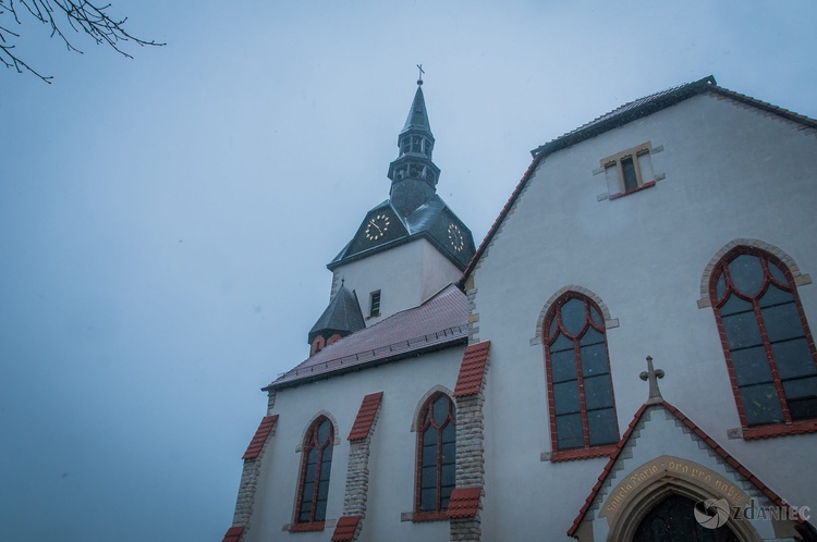 Mogiła śp. biskupa Gerarda Kusza w Dziergowicach