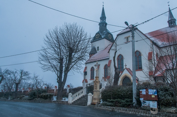 Mogiła śp. biskupa Gerarda Kusza w Dziergowicach