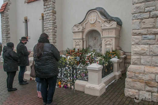 Mogiła śp. biskupa Gerarda Kusza w Dziergowicach