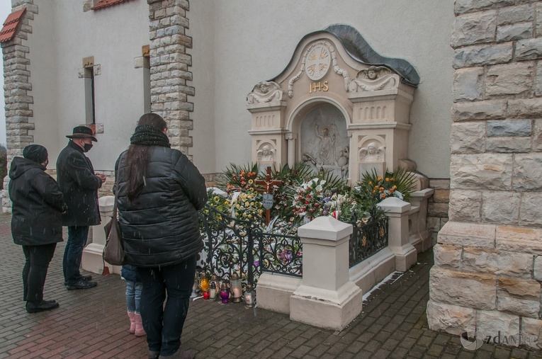 Mogiła śp. biskupa Gerarda Kusza w Dziergowicach