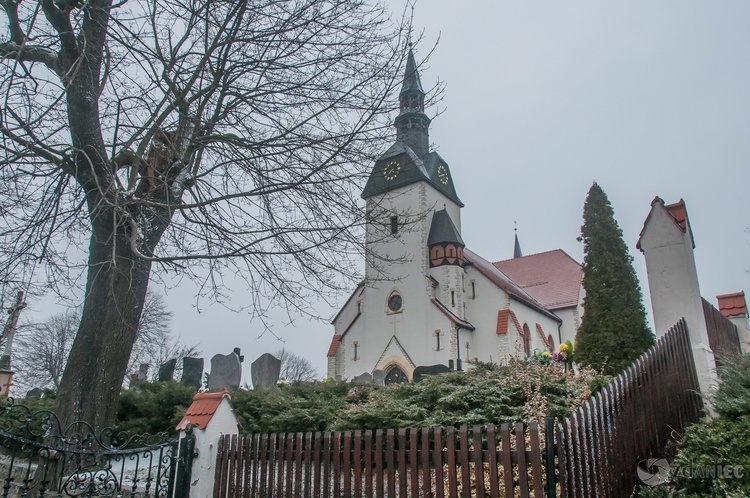 Mogiła śp. biskupa Gerarda Kusza w Dziergowicach