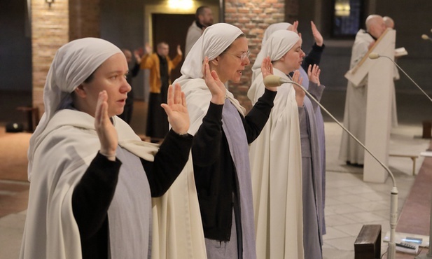 Dlatego stajemy przed Tobą