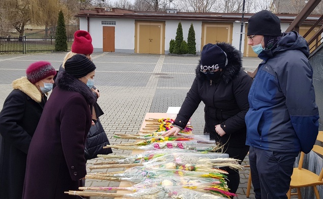 Stoisko KSM-u przed kościołem MB Miłosierdzia na os. XV-lecia w Radomiu.