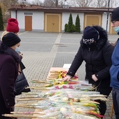 Stoisko KSM-u przed kościołem MB Miłosierdzia na os. XV-lecia w Radomiu.