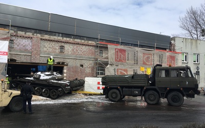 Katowice. Czołg T-55 wjechał do muzeum przy kopalni Wujek