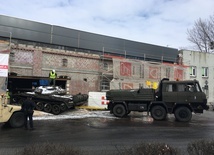 Katowice. Czołg T-55 wjechał do muzeum przy kopalni Wujek