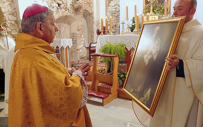 Biskup Jan Kopiec pobłogosławił kopię obrazu z głównego ołtarza, która będzie peregrynować po domach parafii.