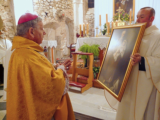 Biskup Jan Kopiec pobłogosławił kopię obrazu z głównego ołtarza, która będzie peregrynować po domach parafii.