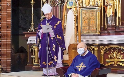 	Bp Jan Kopiec i ks. Bernard Plucik, proboszcz parafii katedralnej. 