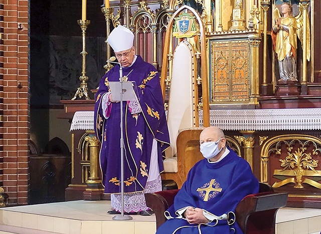 	Bp Jan Kopiec i ks. Bernard Plucik, proboszcz parafii katedralnej. 