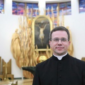 Ojciec duchowny ks. Adam Kumorek w głównym obiekcie sakralnym WSD w Tarnowie.