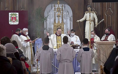 Biskup stwierdził, że walka o Boga, o wartości i o człowieka może być wygrana tylko dzięki świadectwu wspólnot rodzinnych.