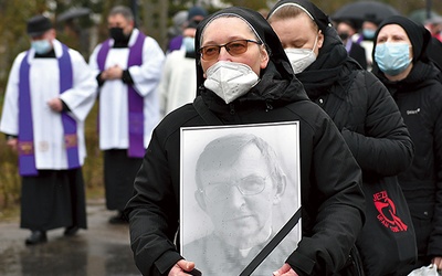 72-letni duchowny wpisał się w pamięć i serce wielu ludzi. Na zdjęciu: Ostatnie pożegnanie na cmentarzu komunalnym.