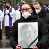 72-letni duchowny wpisał się w pamięć i serce wielu ludzi. Na zdjęciu: Ostatnie pożegnanie na cmentarzu komunalnym.