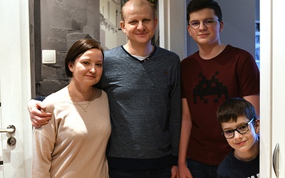 Aleksandra i Paweł Weberowie z synami Filipem i Antonim.