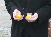 ▲	Słoiczki z olejem  św. Serapiona.