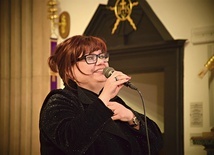 ▲	Artystka wykonała dawne i współczesne utwory pasyjne.