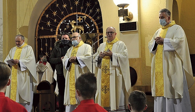 Bp Czaja i o. Justo (drugi i trzeci od prawej) dziękowali  za zaangażowanie przy otwarciu.