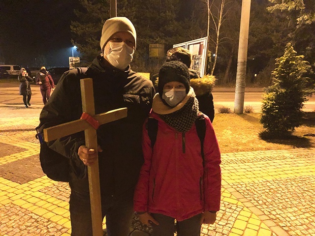 Pan Krzysztof z córką Amelką przeszli z Gorzyc do Rozwadowa.