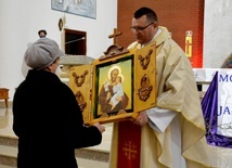 W Świniarsku odbywa się peregrynacja obrazu-kapliczki ze św. Józefem