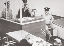 Adolf Eichmann  podczas procesu w Izraelu. Wytropienie i wywiezienie  z Argentyny tego zbrodniarza wojennego było jedną  z najgłośniejszych akcji Mosadu