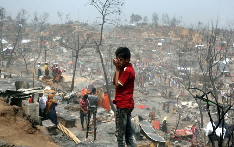 Ogromny pożar pochłonął obóz dla uchodźców Rohingya 