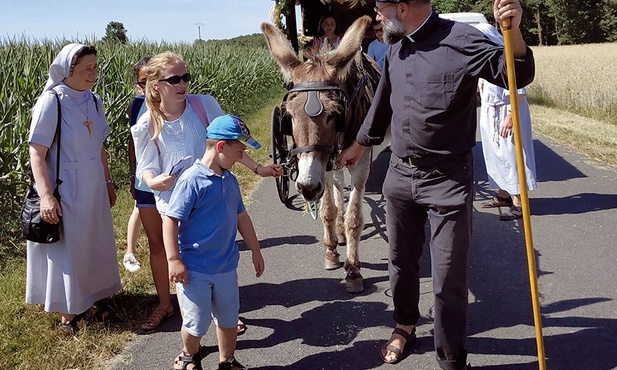 Ksiądz Chevalier zaprzągł do wozu osła, zabrał figurkę Matki Bożej i tak chodził od domu do domu, mówiąc, że Maryja przychodzi z błogosławieństwem.