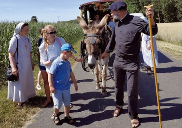Ksiądz Chevalier zaprzągł do wozu osła, zabrał figurkę Matki Bożej i tak chodził od domu do domu, mówiąc, że Maryja przychodzi z błogosławieństwem.