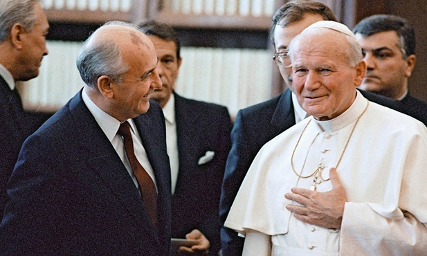 1 grudnia 1989 r. Wizyta Michaiła Gorbaczowa w Watykanie. Wtedy zapadły decyzje o reaktywowaniu Kościoła greckokatolickiego na Ukrainie i odbudowie struktur Kościoła katolickiego w ZSRR.