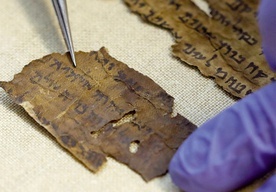 Archeolodzy wciąż przeszukują groty qumrańskie i znajdują fragmenty rękopisów, niezauważone przez pierwszych odkrywców.