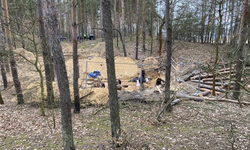 Szczątki dzieci i dorosłych w białołęckim lesie. Zbrodnia z początków II wojny światowej