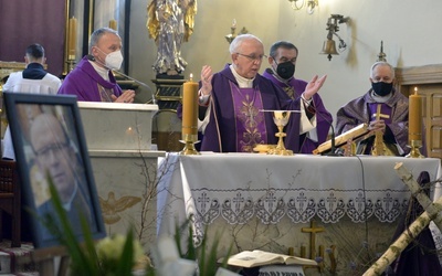 Pogrzebowej Mszy św. przewodniczył abp Wacław Depo, kolega z rocznika święceń zmarłego kapłana. Z metropolitą częstochowskim Eucharystię celebrował bp Marek Solarczyk (z lewej), ordynariusz radomski.