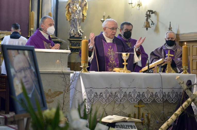 Pogrzebowej Mszy św. przewodniczył abp Wacław Depo, kolega z rocznika święceń zmarłego kapłana. Z metropolitą częstochowskim Eucharystię celebrował bp Marek Solarczyk (z lewej), ordynariusz radomski.