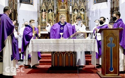 Przy ołtarzu wraz ks. Rakoczym stanęli inni księża związani z Ruchem Światło-Życie w diecezji.