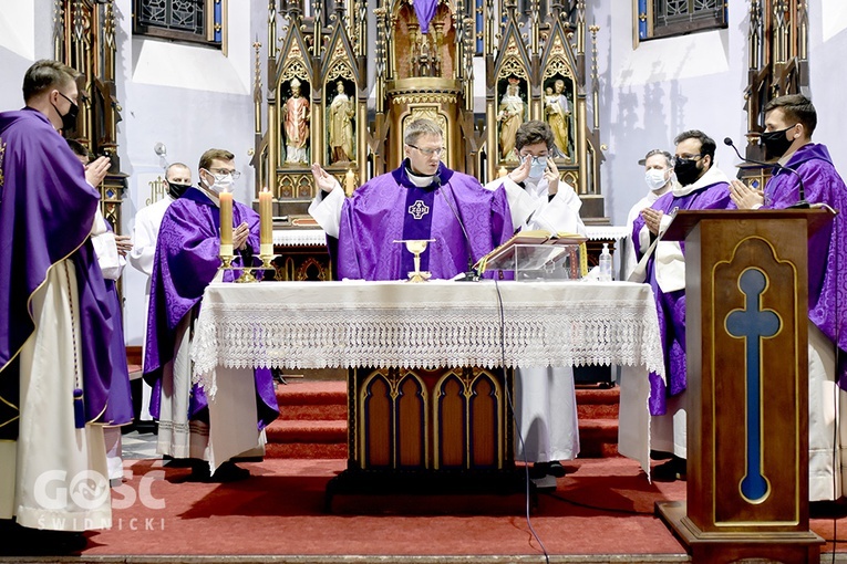 Przy ołtarzu wraz ks. Rakoczym stanęli inni księża związani z Ruchem Światło-Życie w diecezji.