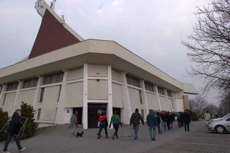 Górale z Gdańska ustawili wielkanocną palmę przy kościele w Jasieniu