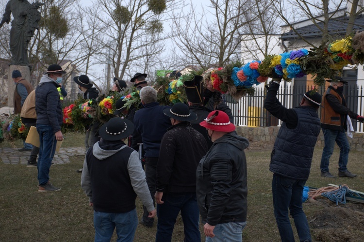 Górale z Gdańska ustawili wielkanocną palmę przy kościele w Jasieniu