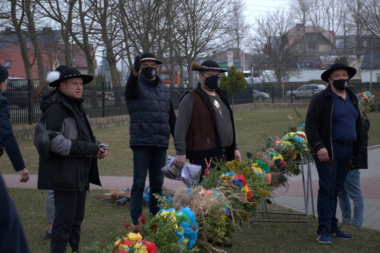 Górale z Gdańska ustawili wielkanocną palmę przy kościele w Jasieniu