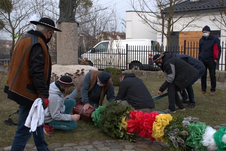 Górale z Gdańska ustawili wielkanocną palmę przy kościele w Jasieniu