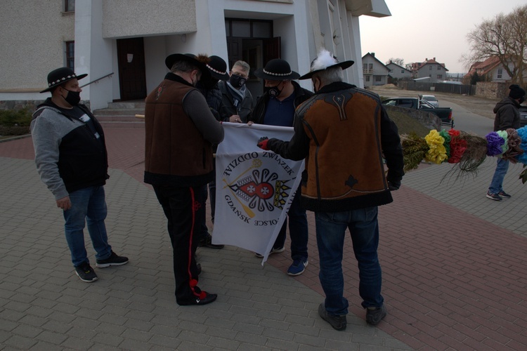 Górale z Gdańska ustawili wielkanocną palmę przy kościele w Jasieniu