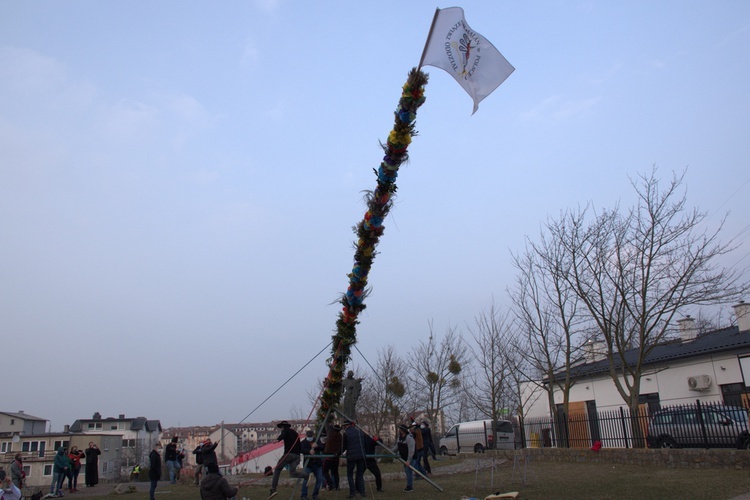 Górale z Gdańska ustawili wielkanocną palmę przy kościele w Jasieniu