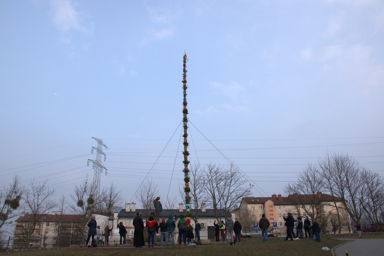 Górale z Gdańska ustawili wielkanocną palmę przy kościele w Jasieniu