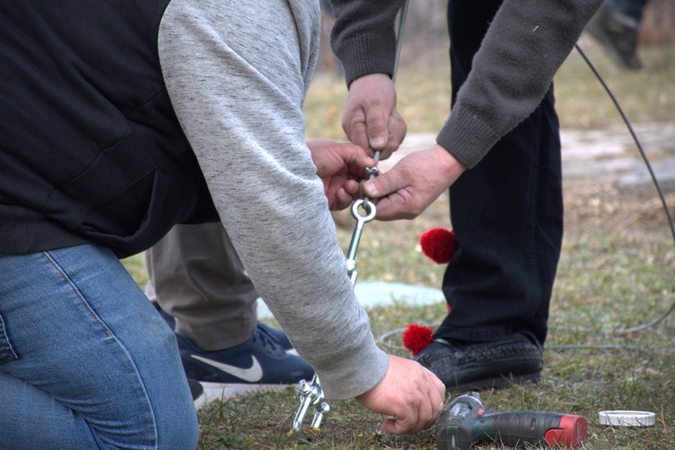 Górale z Gdańska ustawili wielkanocną palmę przy kościele w Jasieniu