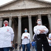Rzymscy restauratorzy protestują pod Panteonem.