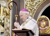 Biskup senior w czasie liturgii Mszy św. w uroczystość Zwiastowania Pańskiego.